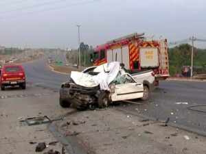 Carro ficou destruído após bater de frente com ônibus na EPTG, em Brasília, nesta sexta-feira (16) (Foto: TV Globo/Reprodução)