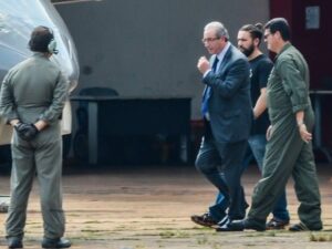 O ex-deputado Eduardo Cunha embarca para Curitiba após ser preso pela PF (Foto: Wilson Dias/Agência Brasil)