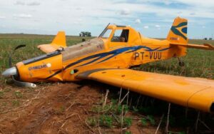 Reprodução G1 /Aeronave agrícola cai durante aplicação de defensivos em plantação no oeste da Bahia (Foto: Divulgação/Polícia Militar)