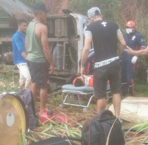 Passageiros são socorridos após acidente com van do cantor Cristiano Neves (Foto: Divulgação/PM)